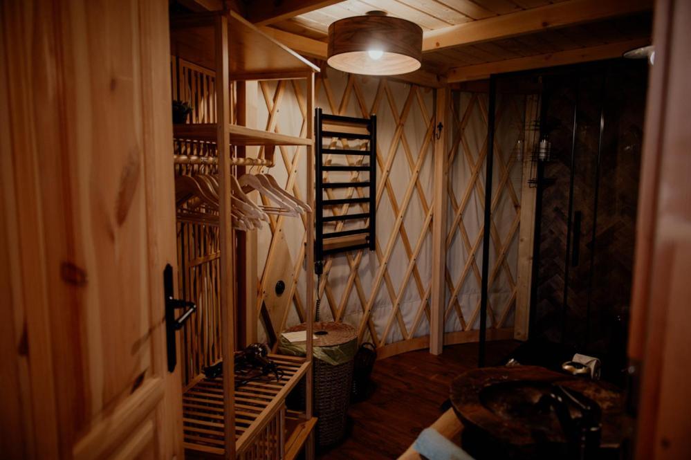 Jurty Z Widokiem, Prywatna Balia- Dzikolas Glamping Krasnobród Kültér fotó